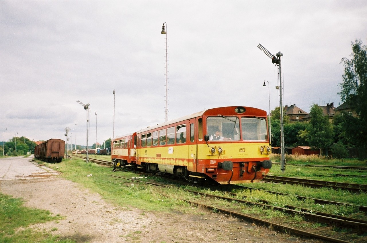 810.268 v Os 6711 do Lovosic, odjd ze st. Rakovnk, 6.9.2001