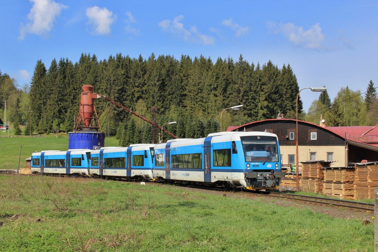Os 2654 veden Stadlerem 840.006 pijd do stanice Koenov.