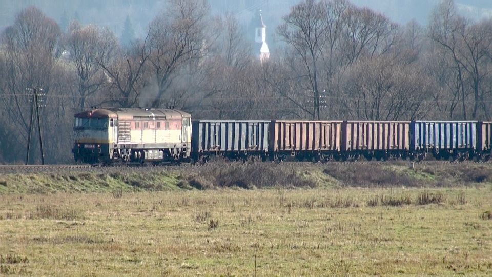 751 023-3 medzi Zbudskym Dlhym a Hrabovcom nad Laborocom smeruje zo zatazou do Polska, 14.11.2010