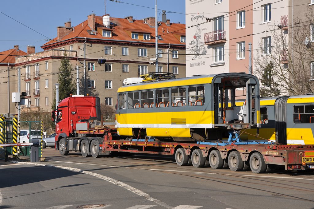 Pedn lnek tramvaje K3 . 311 je odven na VP. Plze Slovany, 25.3.2020