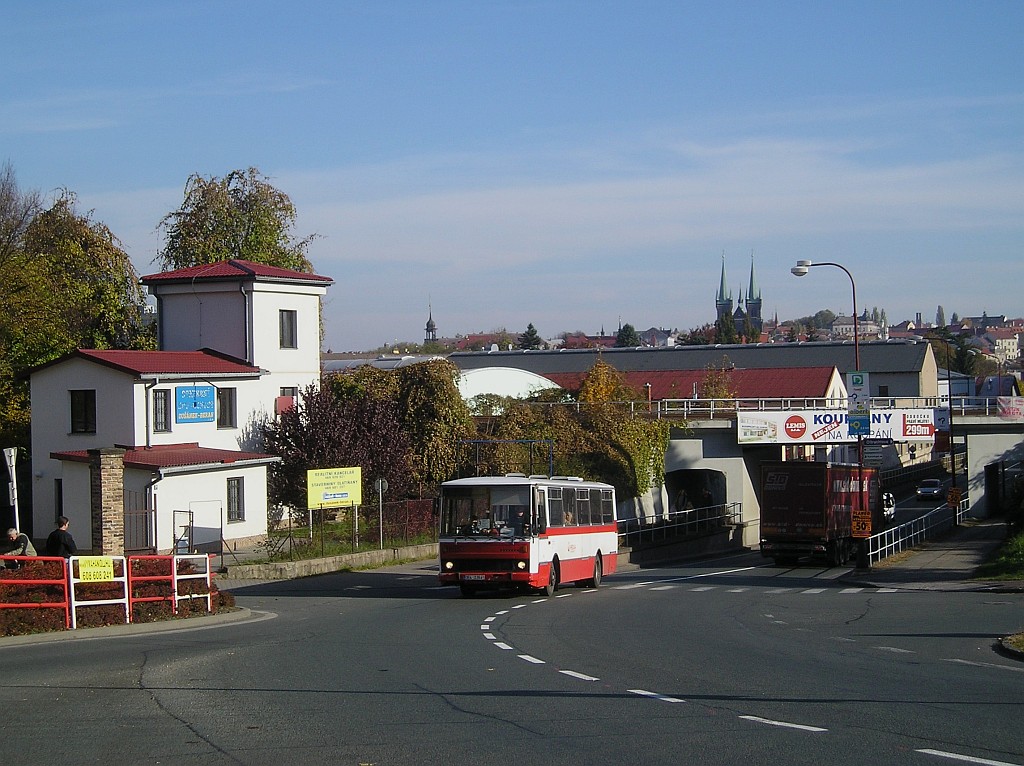 Karosa v pvodnm rvenm ntru jedouc k Transport a dle do Markovic s panoramatem centra msta.