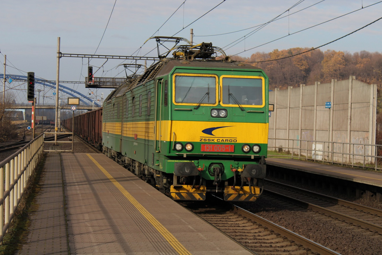 131.005/006 ZSSK Cargo; Tinec-Konsk. Na postrku byla dal lokomotiva ady 131. Voz nepotan