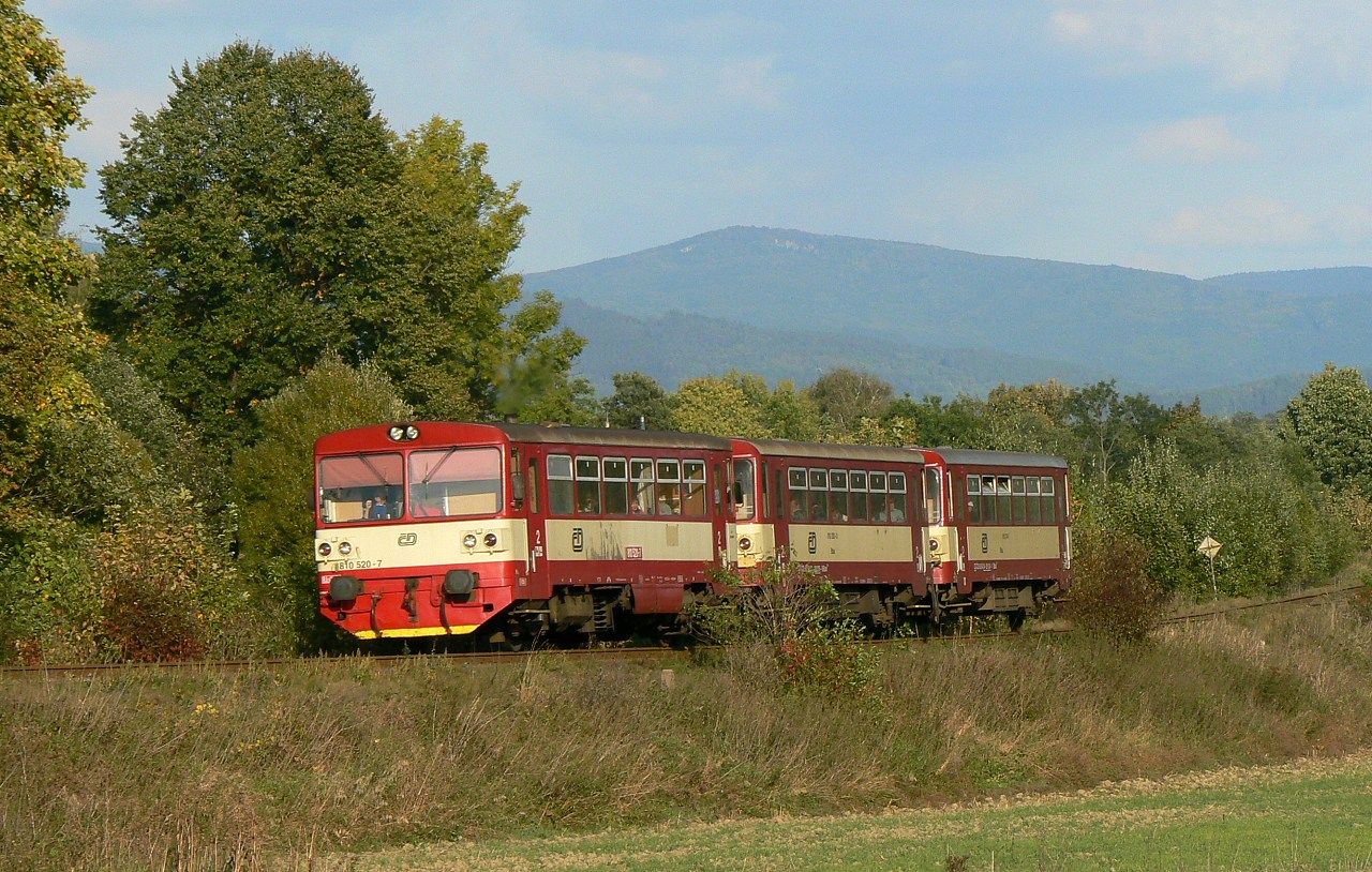 810 520-7 , Vala�sk� Mezi���� - Branky na Morav� ( U statku ) , 5.10.2009 , foto: Vojt�ch G�ek