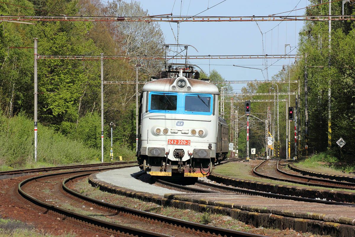 za n�m jede R 662 z Jihlavy s 242 220-2 