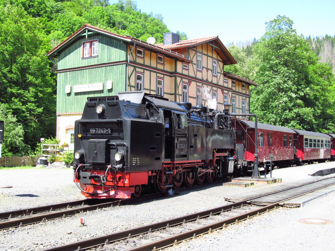 Parn vlak od/do Wernigerode ve stanici Eisfelder Talmhle