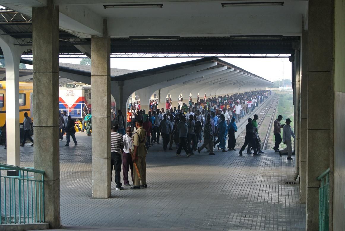 Dav lid z rannho vlaku v Tazara Station pobl centra msta.