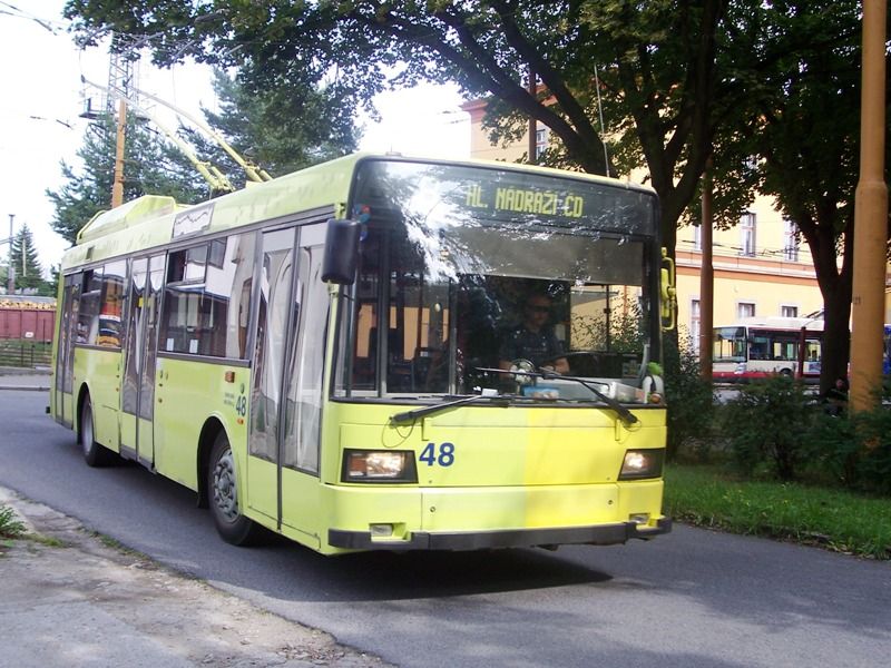 21 Tr �.48 u n�dra��... Zat�mco reklamu sloupli u� v DP, lak v tom evidentn� pokra�uje d�l.