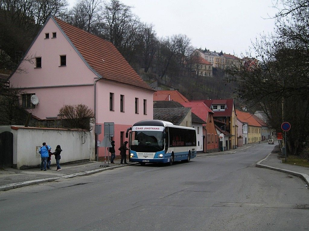 Jihotrans� MAN na n�hradn� zast�vce Lu�nick�, u mostu (nahrazuje zast�vku Na park�nech)