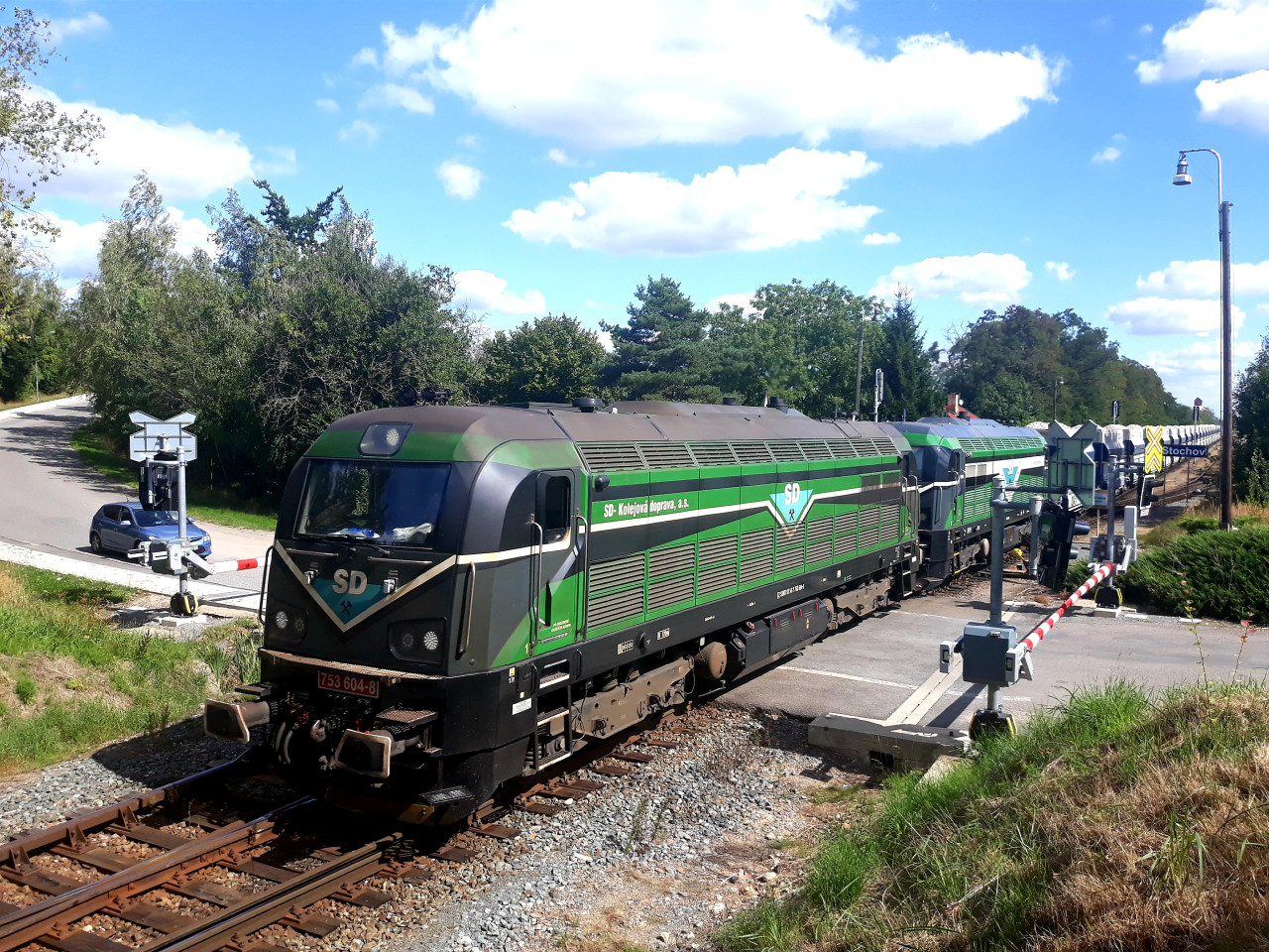 Nkladn vlak SD-KD s trojic lokomotiv ady 753.6 kter veze vpenec na odsen severoeskch elek