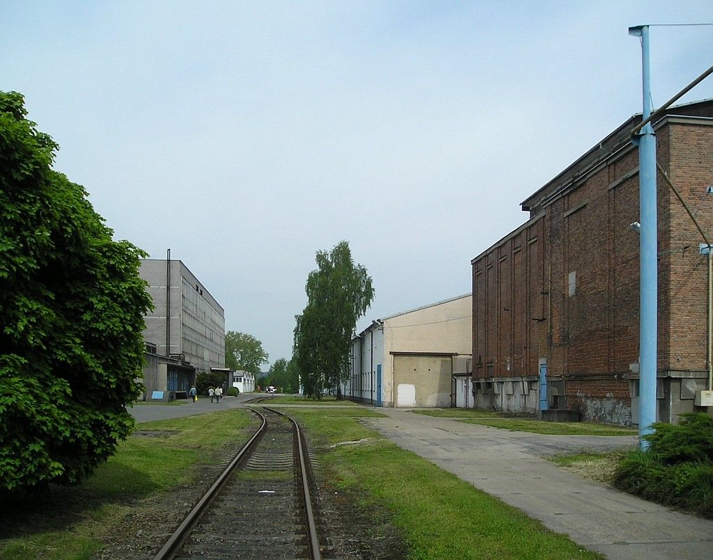 cihlov� stavba je energocentrum, vpravo lze tu�it z�ejm� t� zru�enou kolej