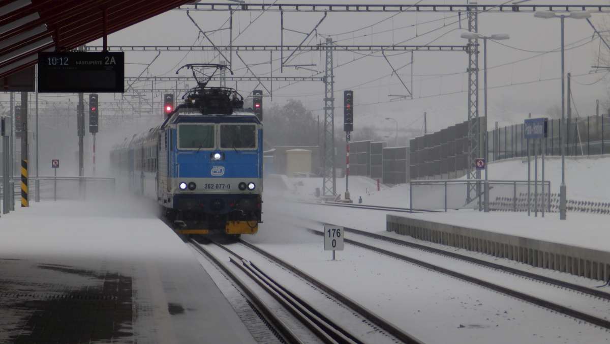 Praha-Hostiva� 17.1.2016: R 650 Jan �i�ka proj�d� po druh� koleji