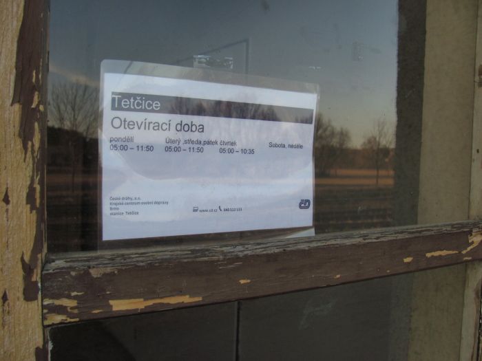 Je�t� v �noru 2012 (ale i na ja�e toho roku) byla otev�rac� doba vestibulu jen v X dopoledne