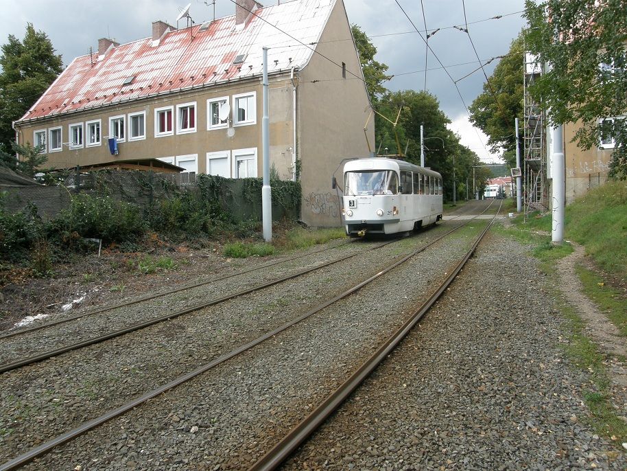 257 jede do stanice Litv�nov, u d�len.