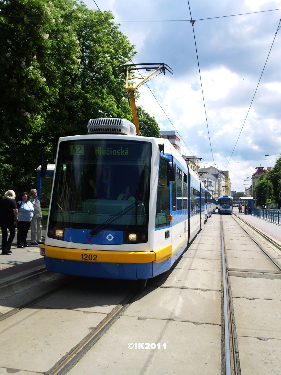 �ada �ekaj�c�ch voz� je ji� del��