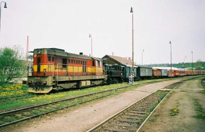 742.242+310.072 v soupravov�m vlaku z Chomutova do Plzn� p�i k�i�ov�n� ve st. Horn� B��za 4.5.2002