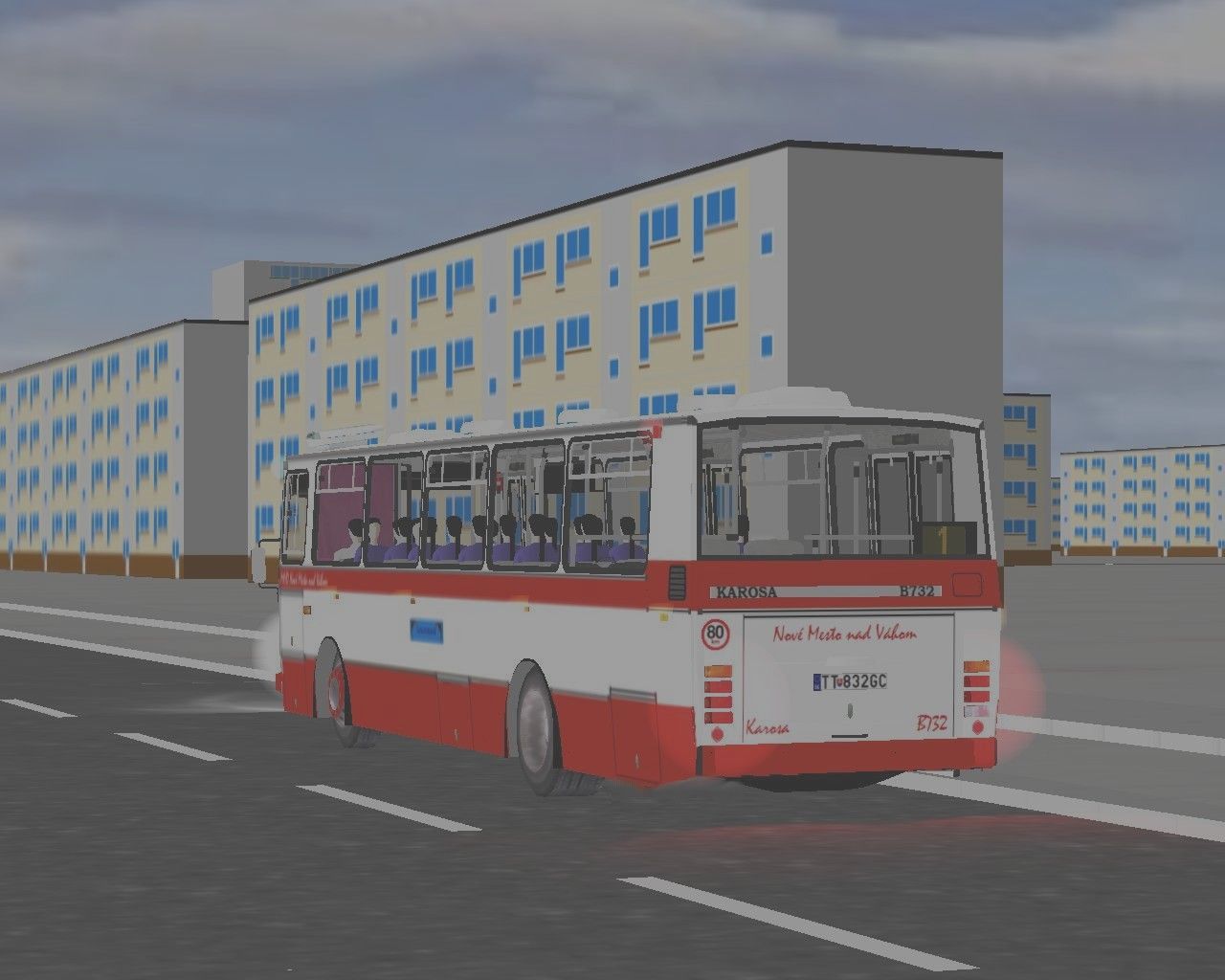 Karosa B732.1654 TT-832GC prech�dza cestou od �el. stanice ku obvod. �radu