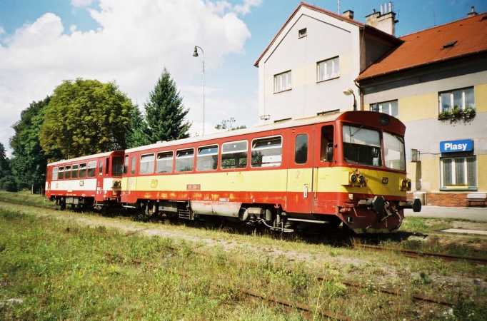 810.306 v Os 7639 z Mladotic do Plzn� hl.n. ve st. Plasy 15.8.2002
