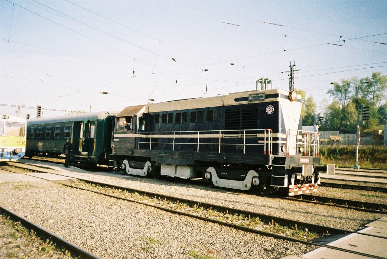 720.016 v Os vlaku ze Zrue do H. Brodu, ve Svtl n.S., 20.9.2003