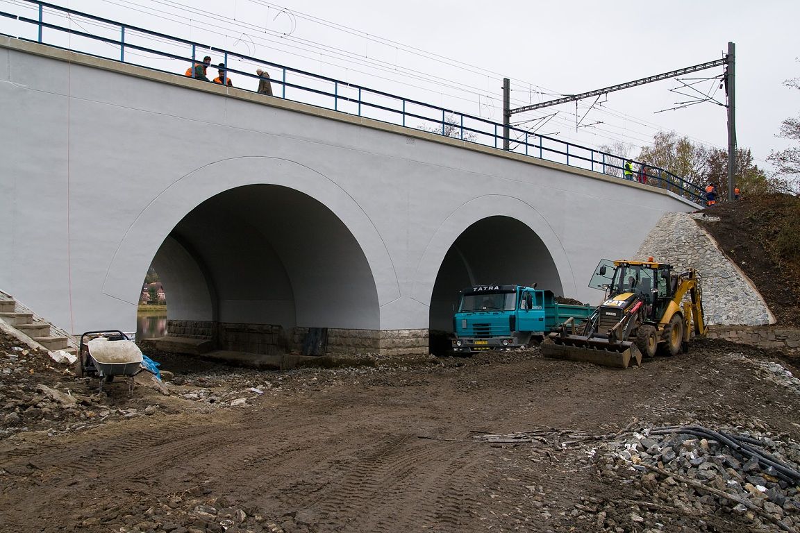 Nov tv eln zdi viaduktu pes Kyjsk rybnk.