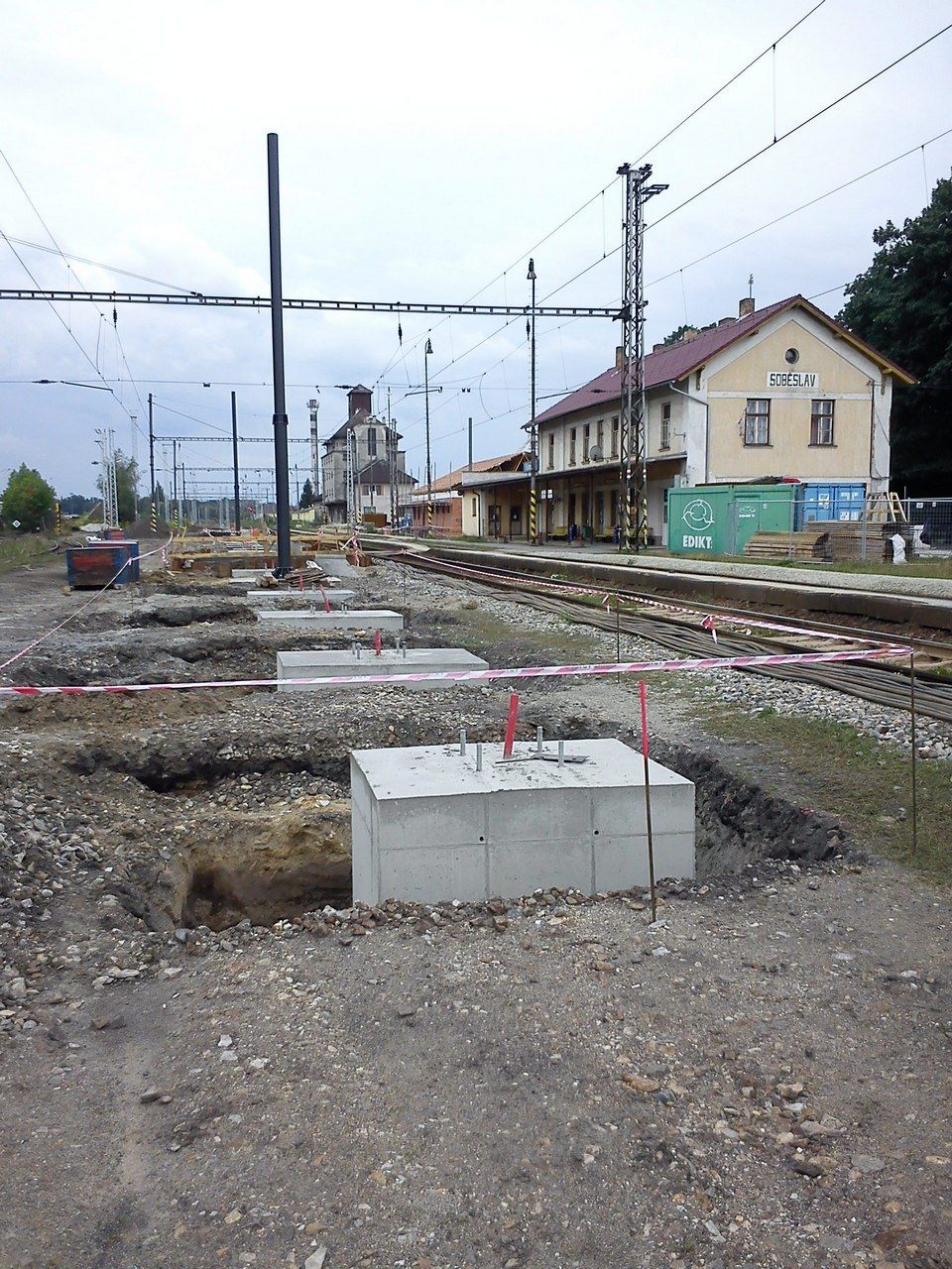 patky zast�e�en� peronu vybetonov�ny