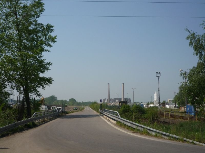 vlevo �prava ter�nu pro stavbu hal