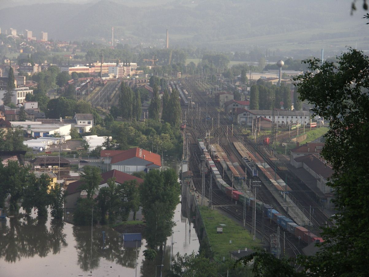 Po sedm� ve�er dorazily z N�mecka kontejnery s 189 v �ele, �pln� vpravo 810.600 (z�chran��sk� vlak)