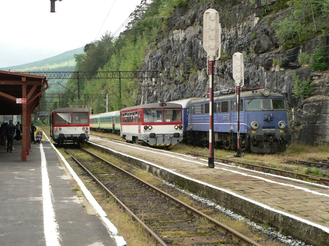 Vlak 25461 při objíždění ve stanici Szklarska Poreba