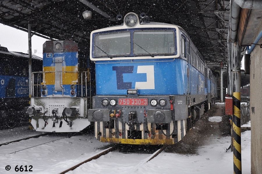 750.330+326 (vedle 742.454), Liberec, cargo-depo, 9.2.2012