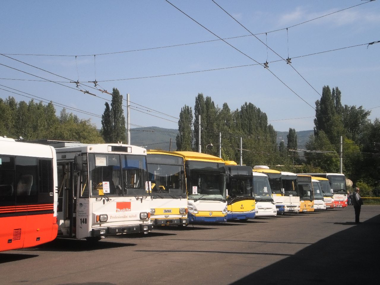 Srovnan� �ada kr�tk�ch trolejbus� a autobus�.
