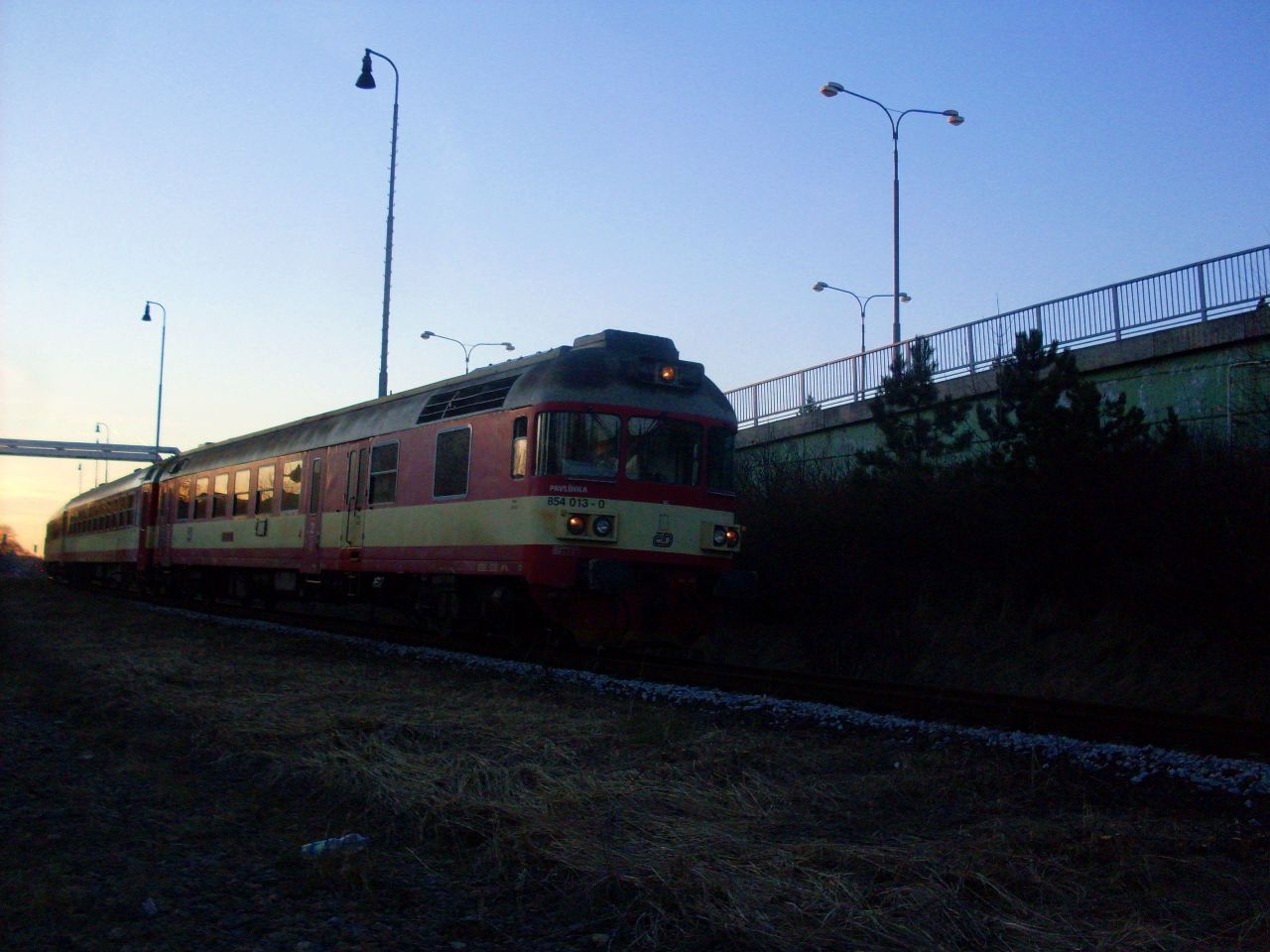 854 013 v �ele Os 4815 u pr�tahu v T�eb��i dne 9. �nora 2011 (foto Tom� Fiala)