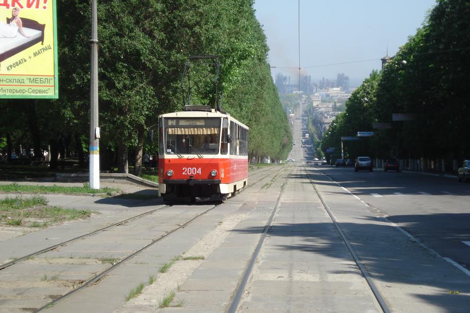 Nedaleko vlakov�ho n�dra�� (p��mo k n�dra�� tramvaje nejezd�).