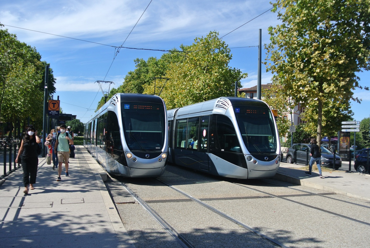 Konen zastvka tramvaj v centru msta  Palais de Justice