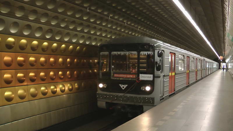 2012 12 01 - Metro Praha - Historick souprava 81-71 - Mikulsk jzdy 2012