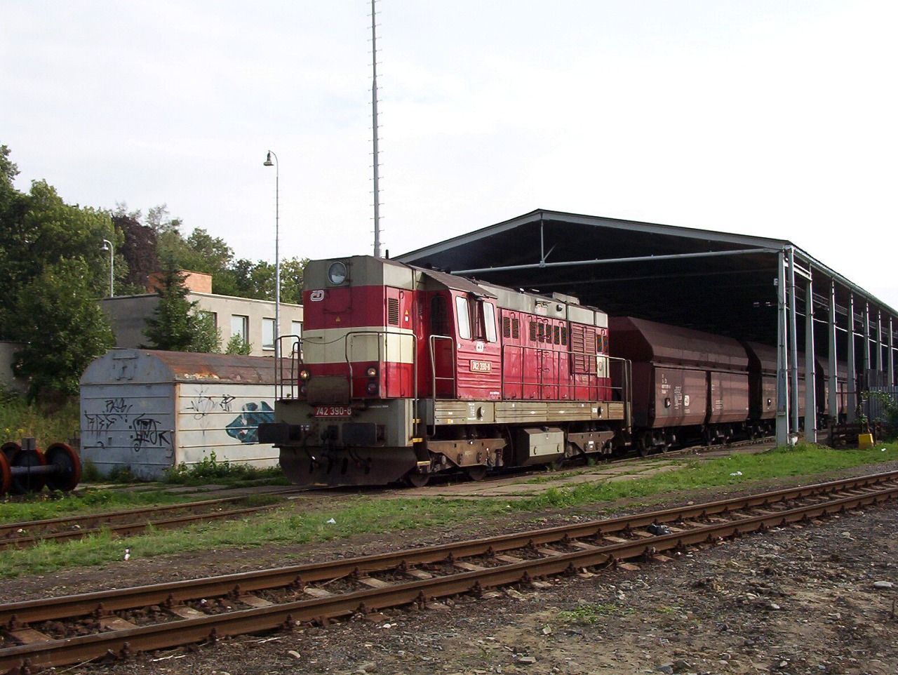 Minulost - fungujc opravna voz a 742.390 na posunu , Valask Mezi