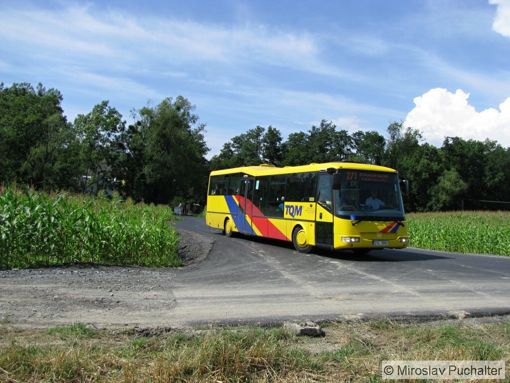 3T4 5983 spole�nosti TQM - holding s. r. o. jede po obj�zdn� trase ve sm�ru na Kom�rov.