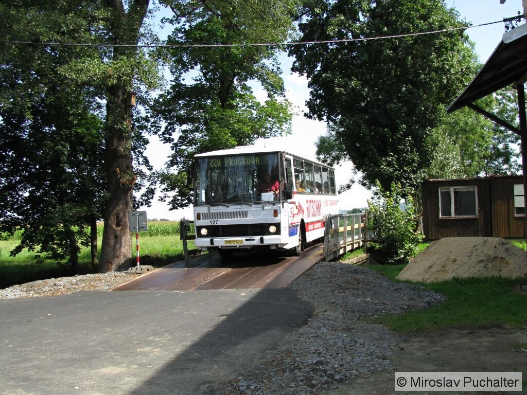 Ev. �. 127 (Karosa B 731) jede po obj�zdn� trase ve sm�ru do centra.