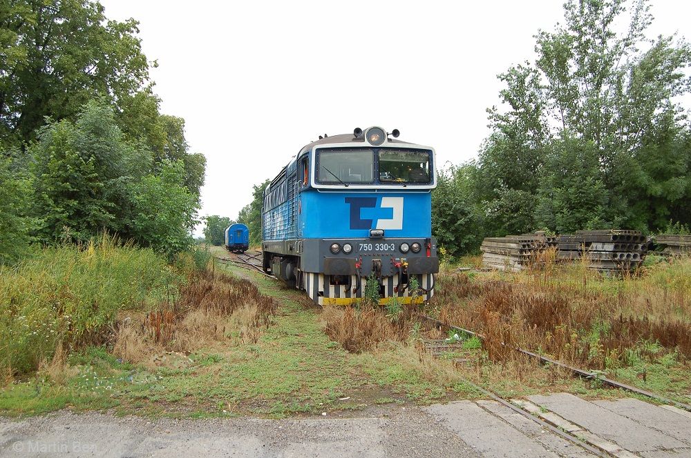 obj�d�n� v Tova�ov�, vlevo dole neum�le zamaskovan� hromada odpadk�