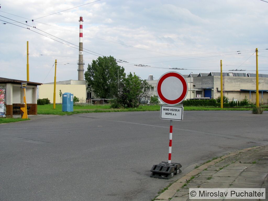 Na vjezdu do kone�n� Ostroj se objevil z�kaz vjezdu.