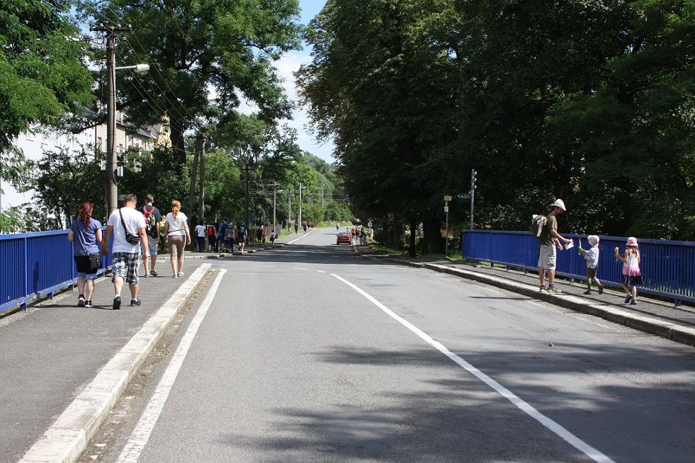 Odchod n�v�t�vn�k� zp�t k parn�mu vlaku