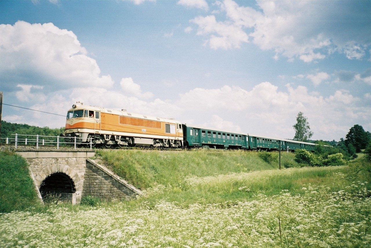 T 678.0012 v soupravovm vlaku do Lun odjd z Rakovnka, 24.6.2006