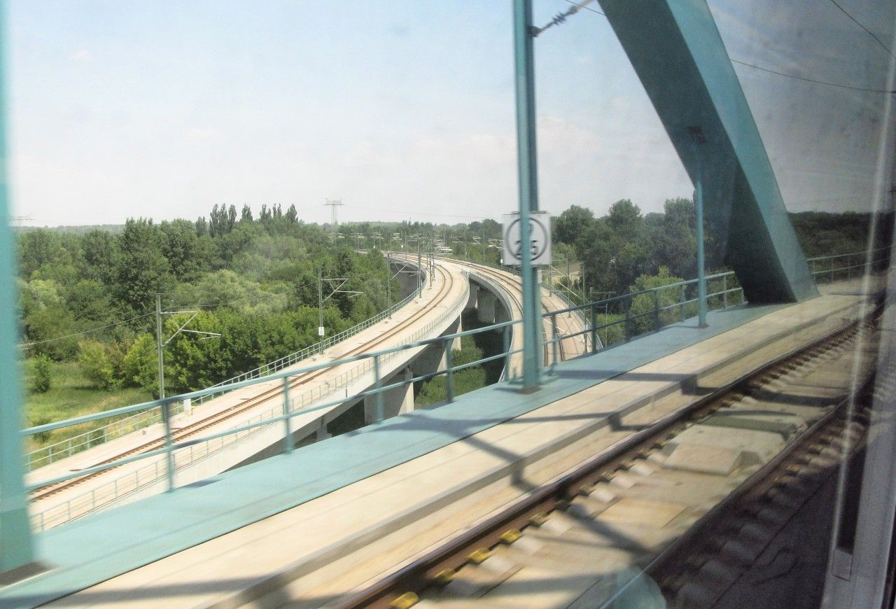 Rozplet na nejdelm elezninm most v SRN - koleje odbouj do Halle; j jedu ve vlaku do Lipska