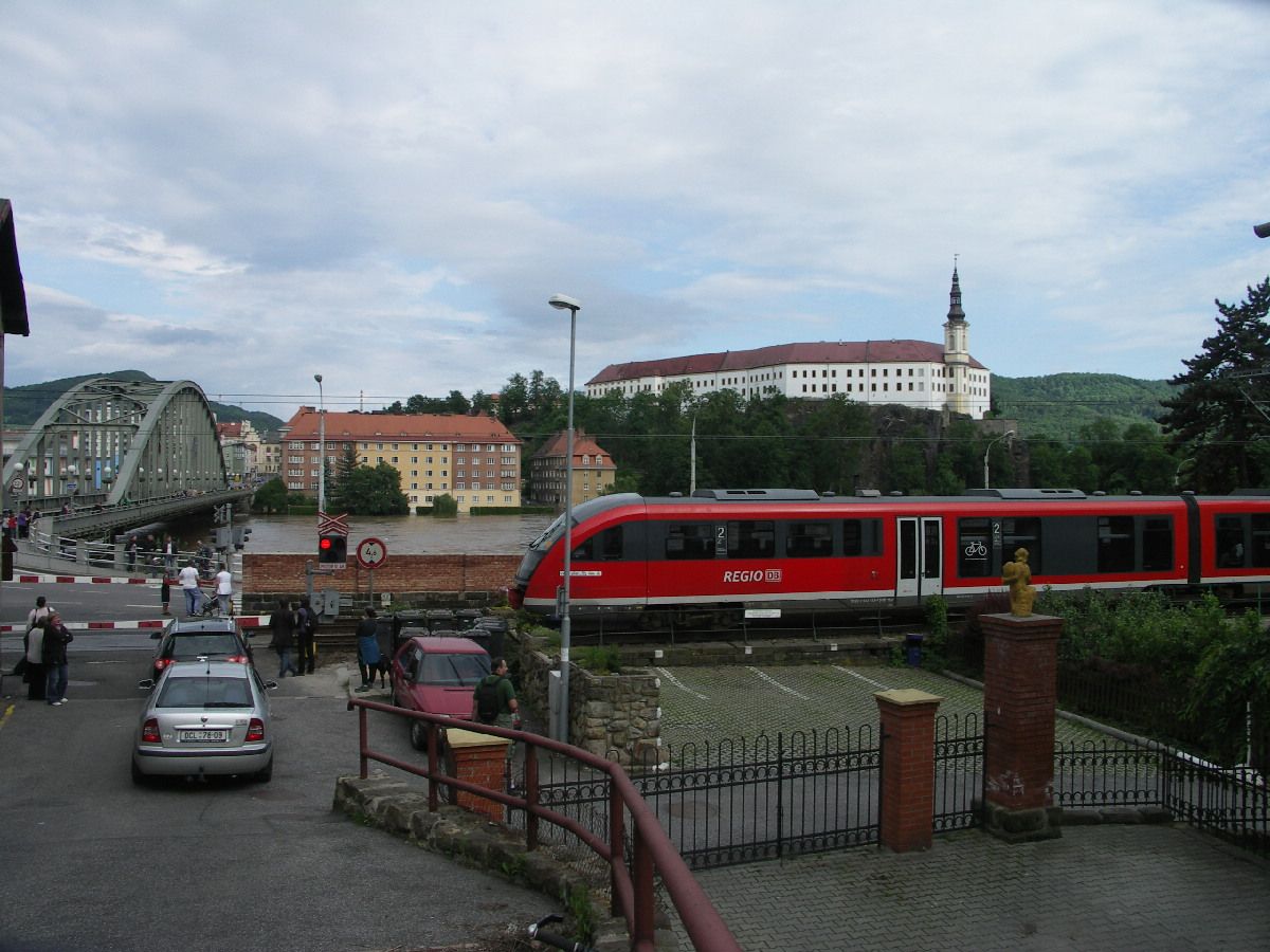 Os vlaky ji nejezd do Bad Schandau (zaplaven pstup k zastvkm), ale pouze do Dolnho lebu