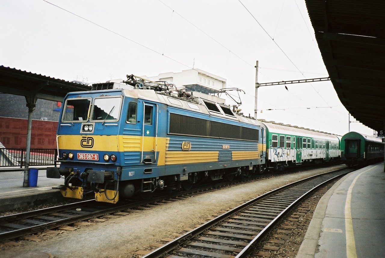 363.087 se soupravou ve st. Brno hl.n., 12.4.2003