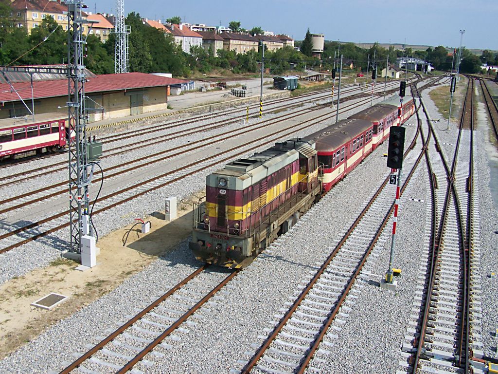 742 402-1 posunuje s vozy 021 ve Znojm(foto Pavel Valenta 10.9.2009)