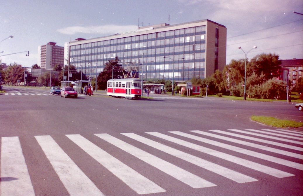 Ostravsk� T1, �.528,opustila zast�vku Prior ,22.9.2001.