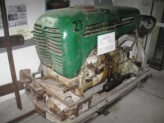 Motorova lokomotiva s motorem traktor 15 HP