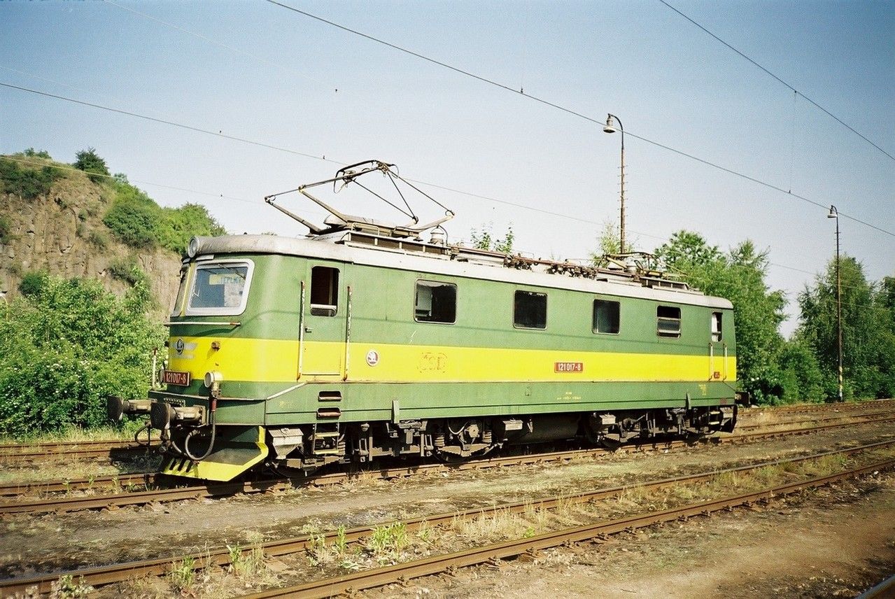 121.017 (DKV st nad Labem) z roku 1960 v st. Blina, 5.6.2003