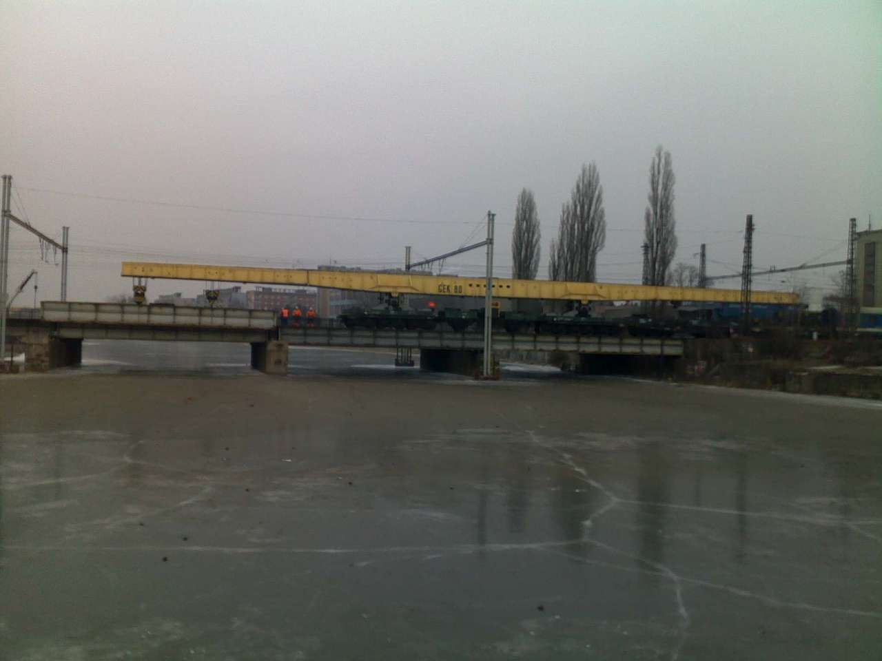 je��b p�i zved�n� star� ocelov� konstrukce,fotil Martin (mistr) j� sed�m v budce.