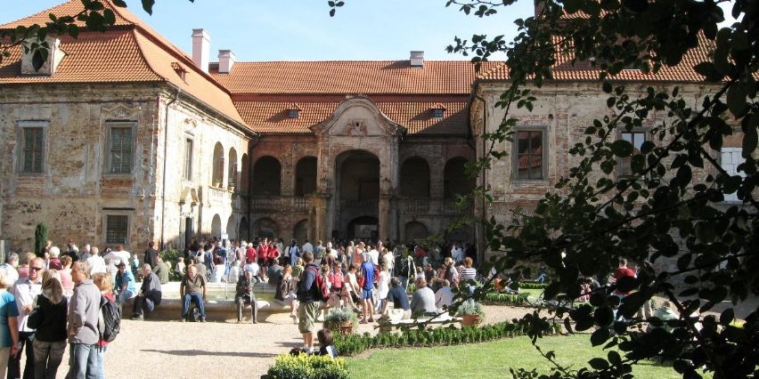 Neb�lovsk� vinobran� na z�mku.