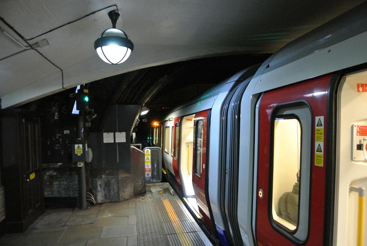 Stanice Baker Street, dvoje dvee zstaly v tunelu.